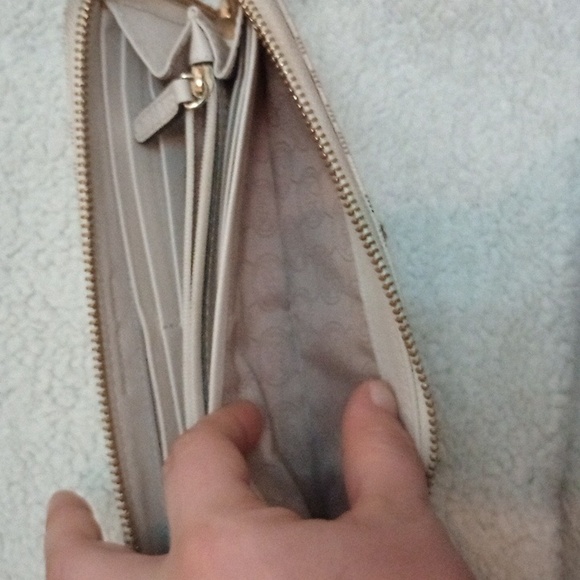 Michael kors tote and wallet - Picture 5 of 12